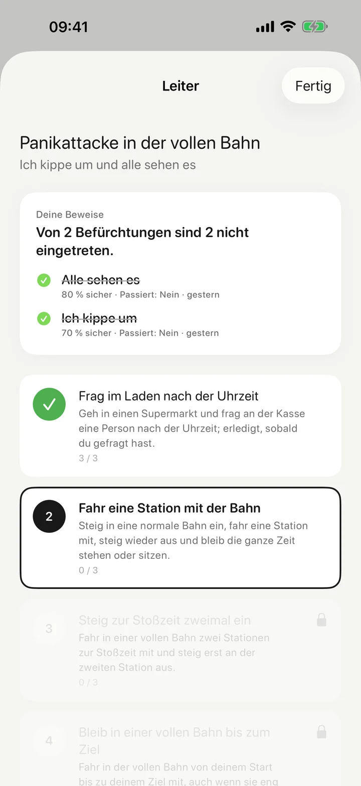 Angst-Leiter „Panikattacke in der vollen Bahn“: Stufe 1 „Frag im Laden nach der Uhrzeit“ ist erledigt, Stufe 2 „Fahr eine Station mit der Bahn“ ist als Nächstes dran.