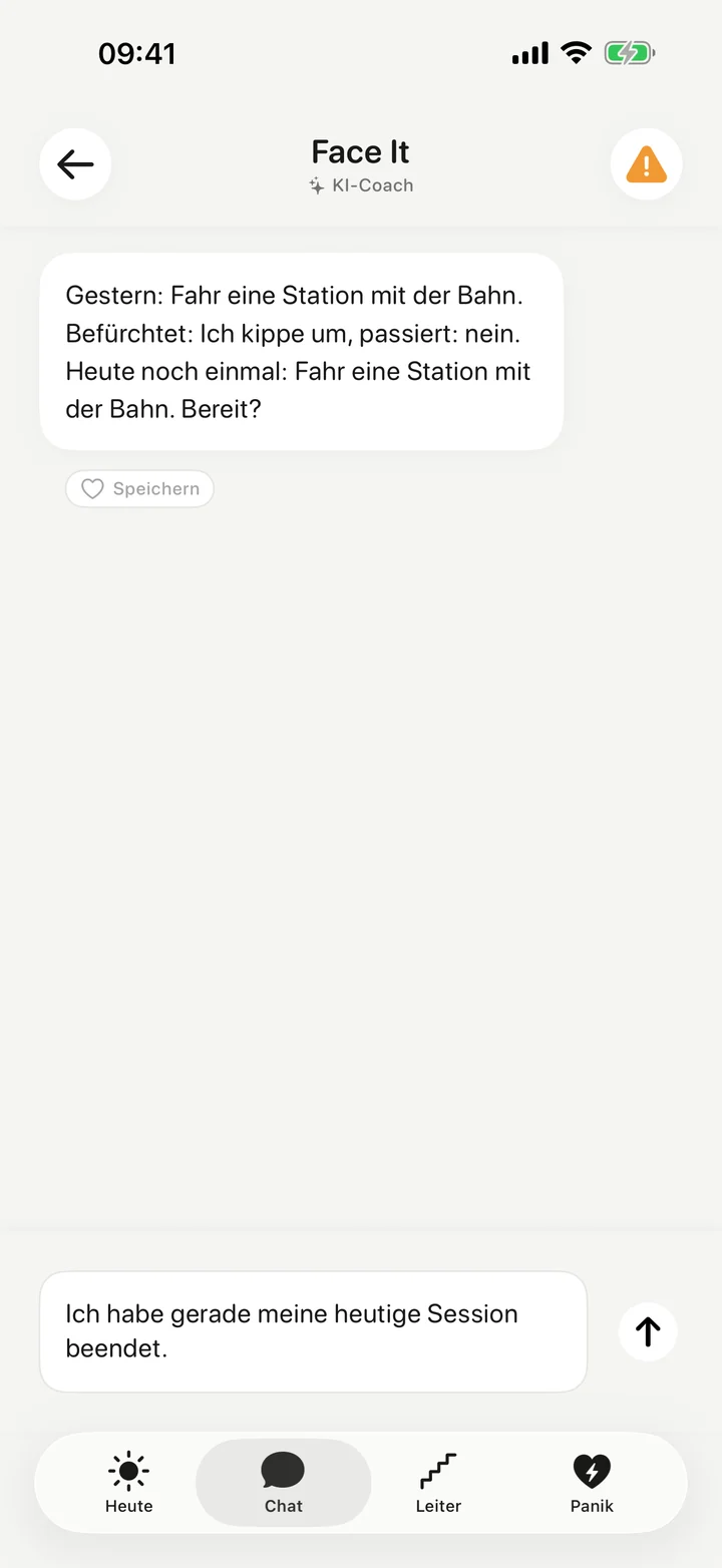 Chat mit dem KI-Coach: Er erinnert an gestern („Befürchtet: Ich kippe um, passiert: nein“) und fragt, ob du heute noch einmal eine Station mit der Bahn fährst.